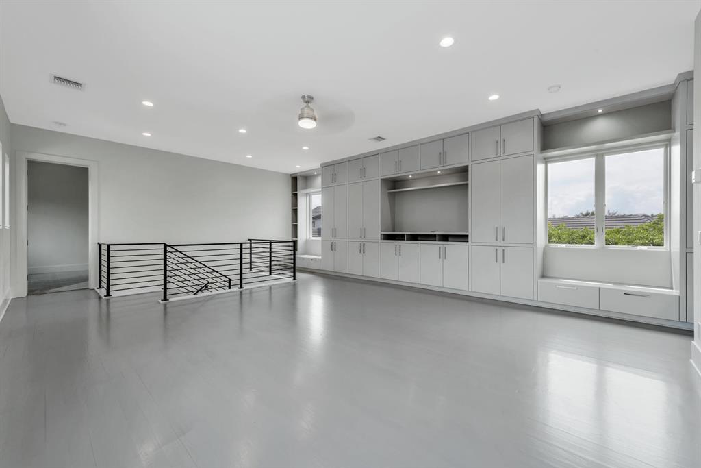 ADMIRALS COVE PAR E - Residential