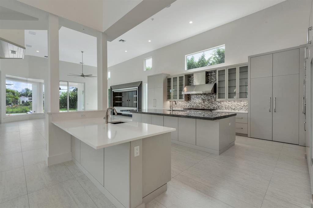 ADMIRALS COVE PAR E - Residential