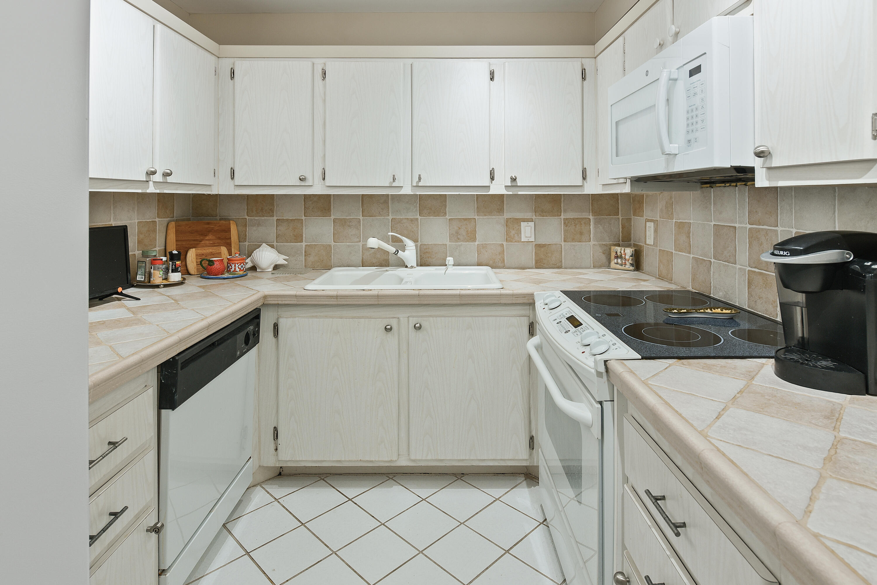 CARLYLE HOUSE COND - Residential