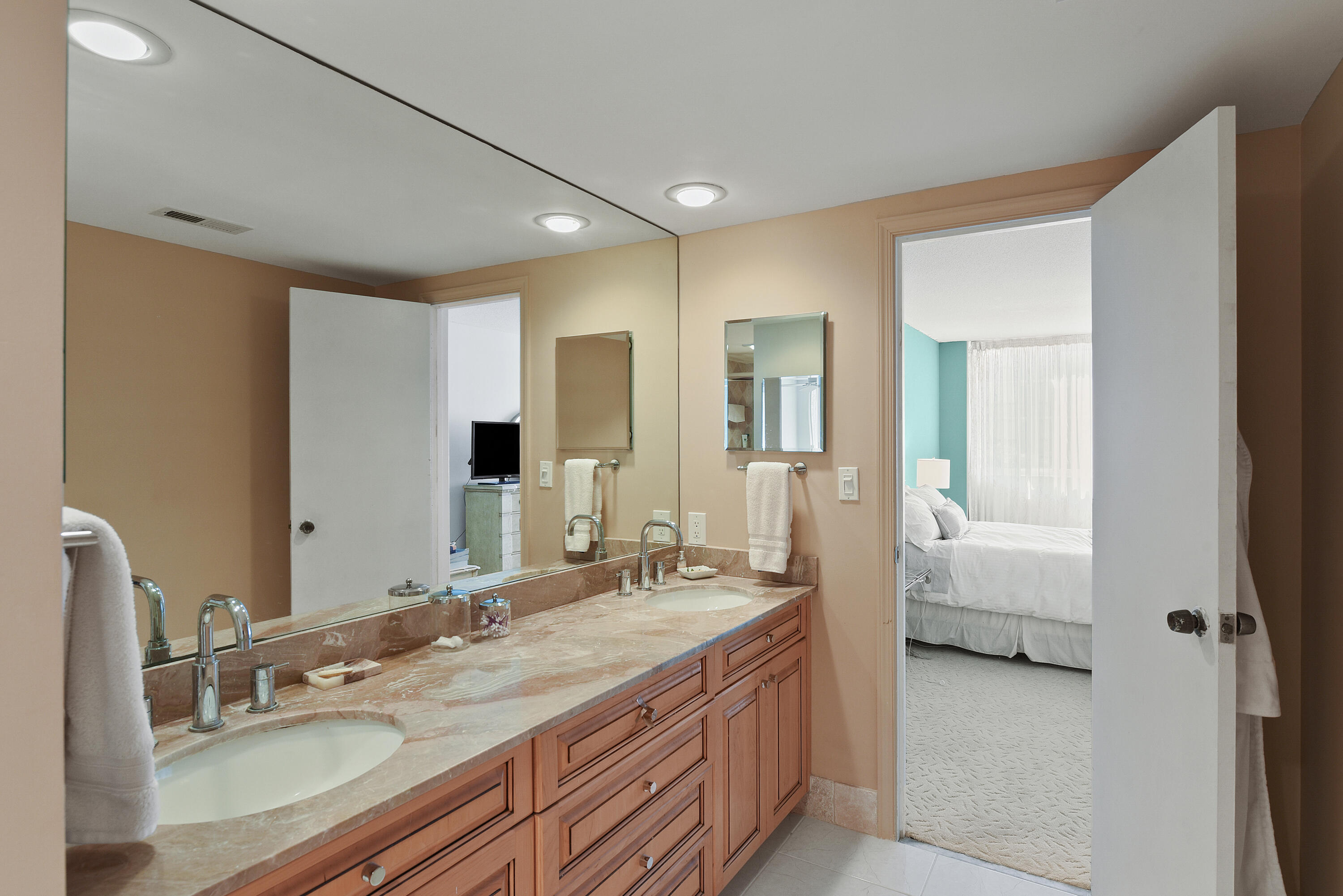 CARLYLE HOUSE COND - Residential