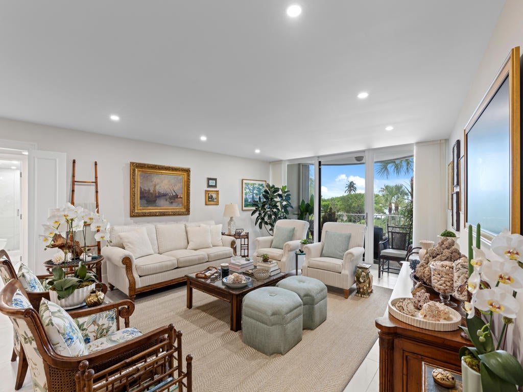 2295 S Ocean Boulevard 314, Palm Beach, FL, 33480/$995,000 3 2295 S Ocean Boulevard 314