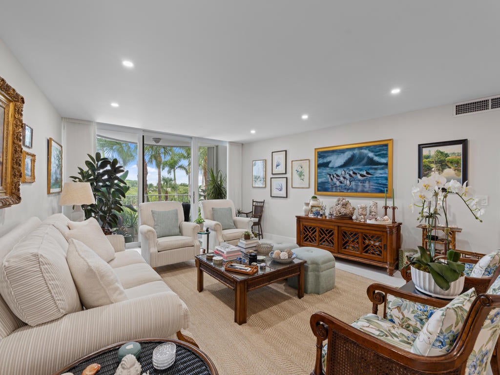 2295 S Ocean Boulevard 314, Palm Beach, FL, 33480/$995,000 2 2295 S Ocean Boulevard 314