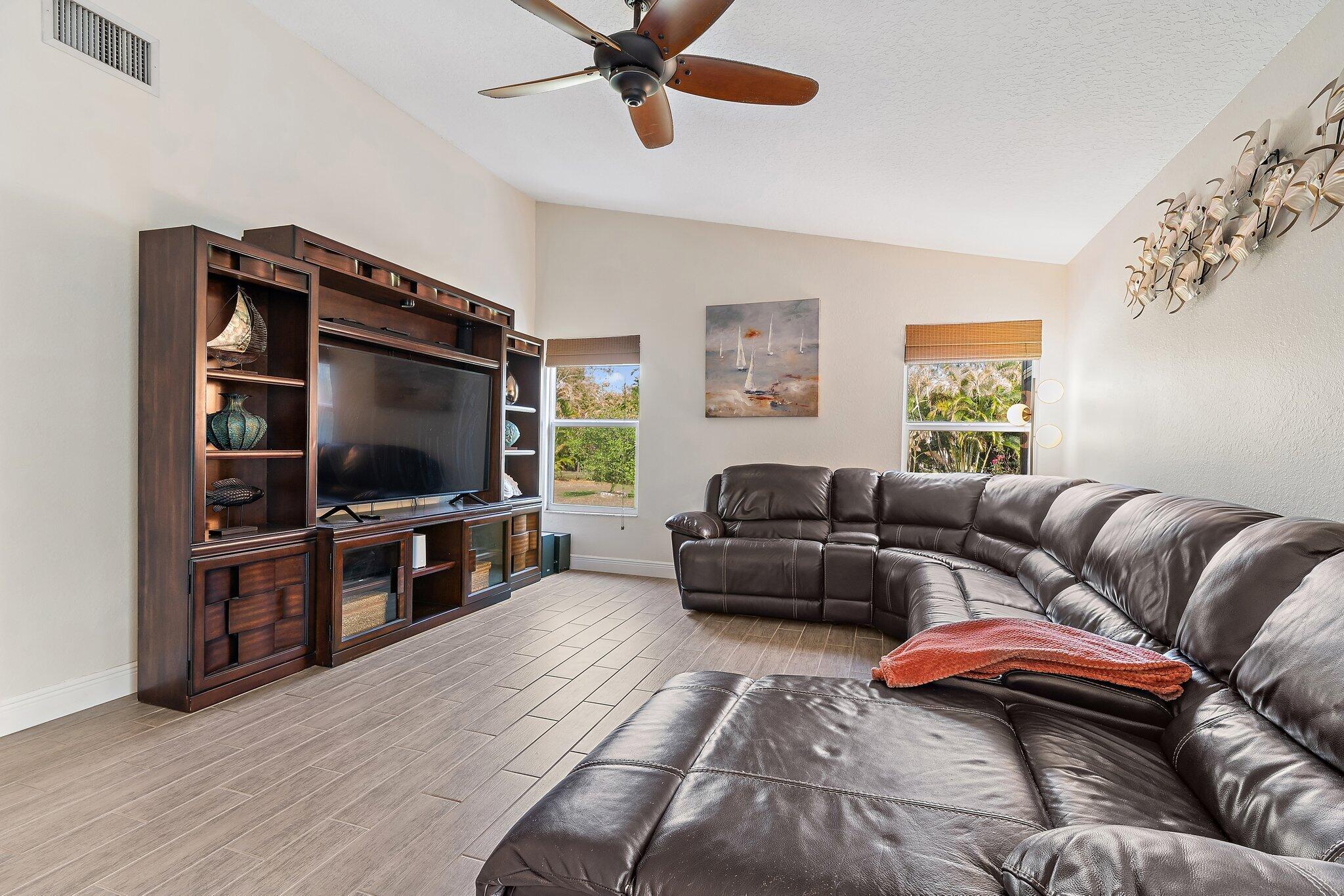 16-41-41~ S 239 FT OF NLY   2490.4 FT OF E 209 FT - Residential