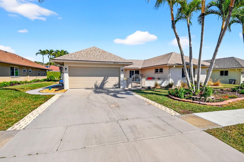 Photo of 10265 Greentrail Drive N, Boynton Beach, FL 33436 (MLS # R11165972)