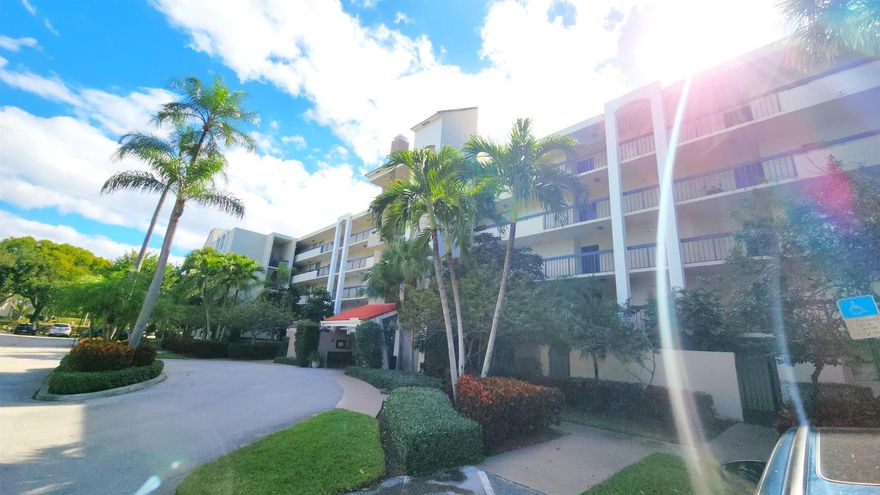 Wonderful ground floor condo overlooking the lake. Super location in East Delray, walk to Wholefoods, Target, Publix, Trader Joe's, parks, restaurants,... Spacious 2/2, split floor plan, feels like a villa. New paint, fashionably furnished, rent includes cable, wifi, and allowance for electric consumption. Hurry!