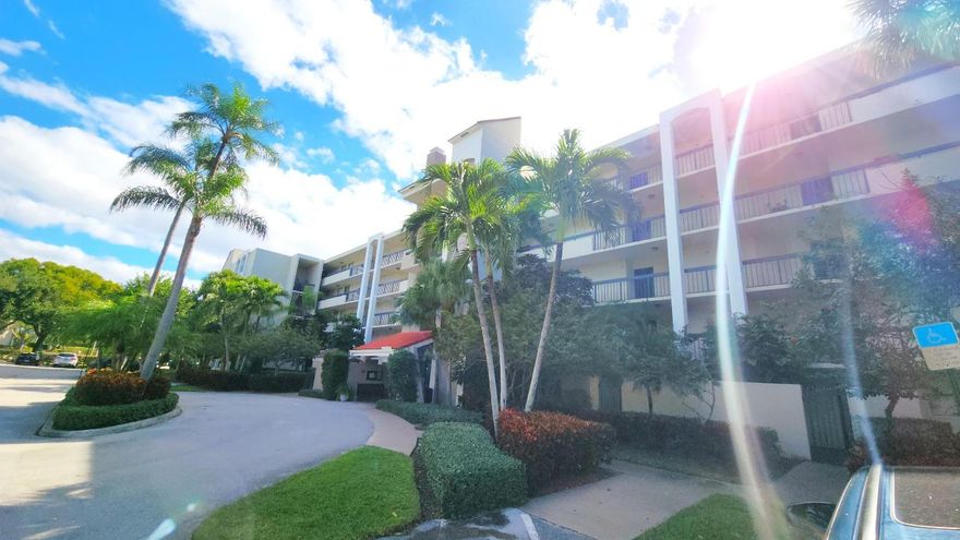 Wonderful ground floor condo overlooking the lake. Super location in East Delray, walk to Wholefoods, Target, Publix, Trader Joe's, parks, restaurants,... Spacious 2/2, split floor plan, feels like a villa. New paint, fashionably furnished, rent includes cable, wifi, and allowance for electric consumption. Hurry!