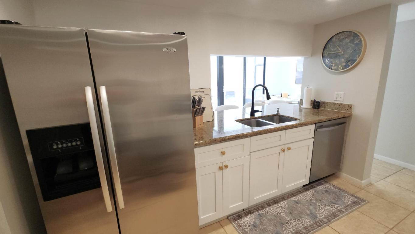 LAKESIDE CONDO - Residential Lease