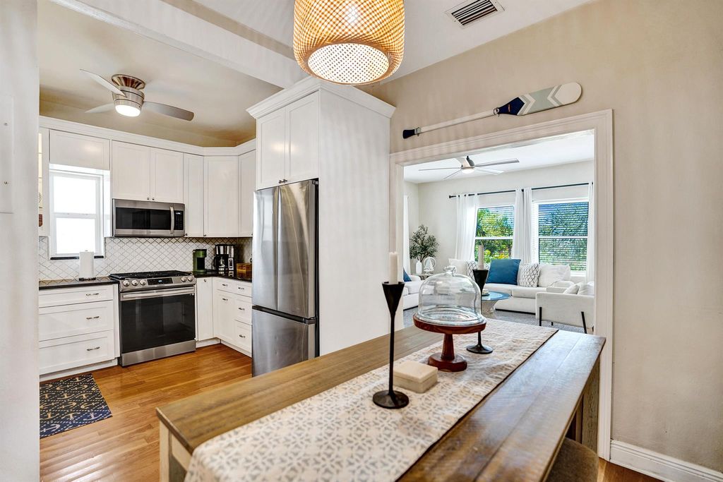 Photo of 901 N B Street, Lake Worth Beach, FL 33460 (MLS # R11097959)