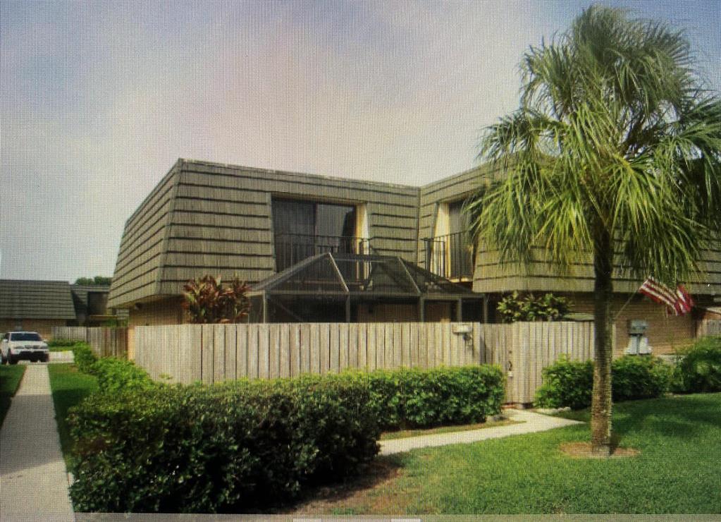 Very spacious townhouse with updated kitchen and patio enclosure and a beautiful view to the lake. Very responsible landlord. Property in great location, less than 10 minutes away from I95 and Palm Bch Outlet Mall.