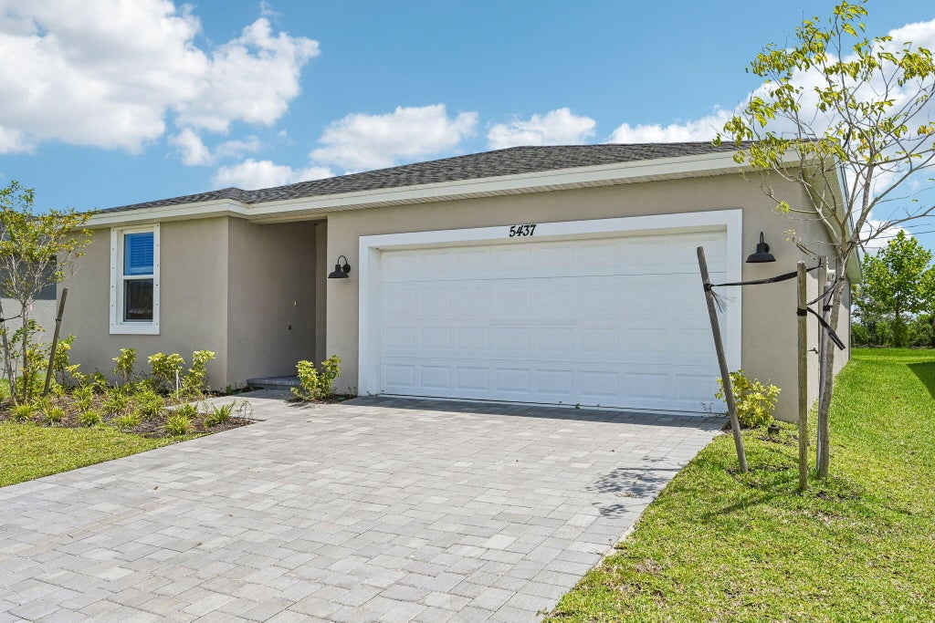 Photo of 5437 Hampton Park Circle, Vero Beach, FL 32966 (MLS # B26057226)