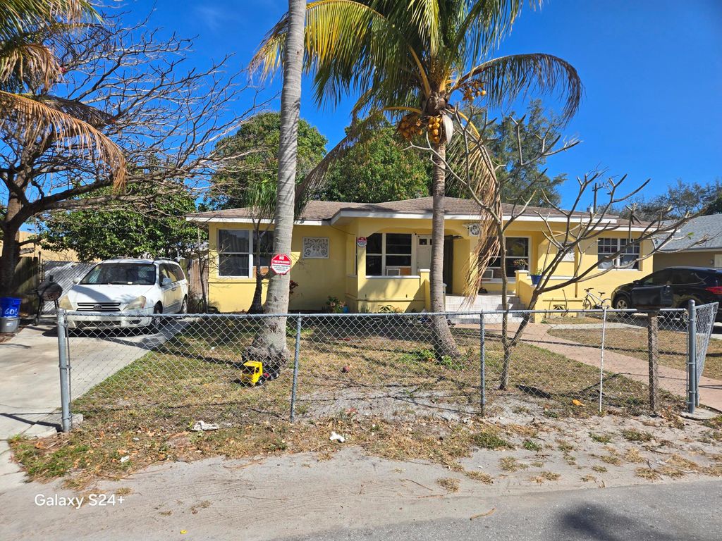 Photo of 606 S Pine Street, Lake Worth, FL 33460 (MLS # R11168436)