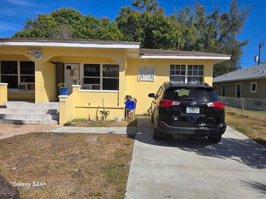 Photo of 606 S Pine Street, Lake Worth, FL 33460 (MLS # R11168436)