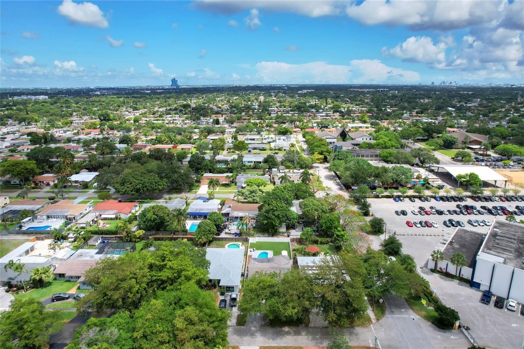 Photo of 5311 Pierce Street, Hollywood, FL 33021 (MLS # F10553897)