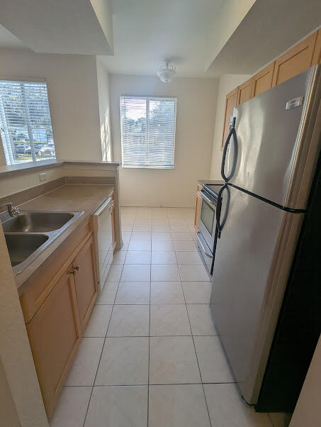 RESIDENCES AT LEGACY PLACE CONDO - Residential Lease