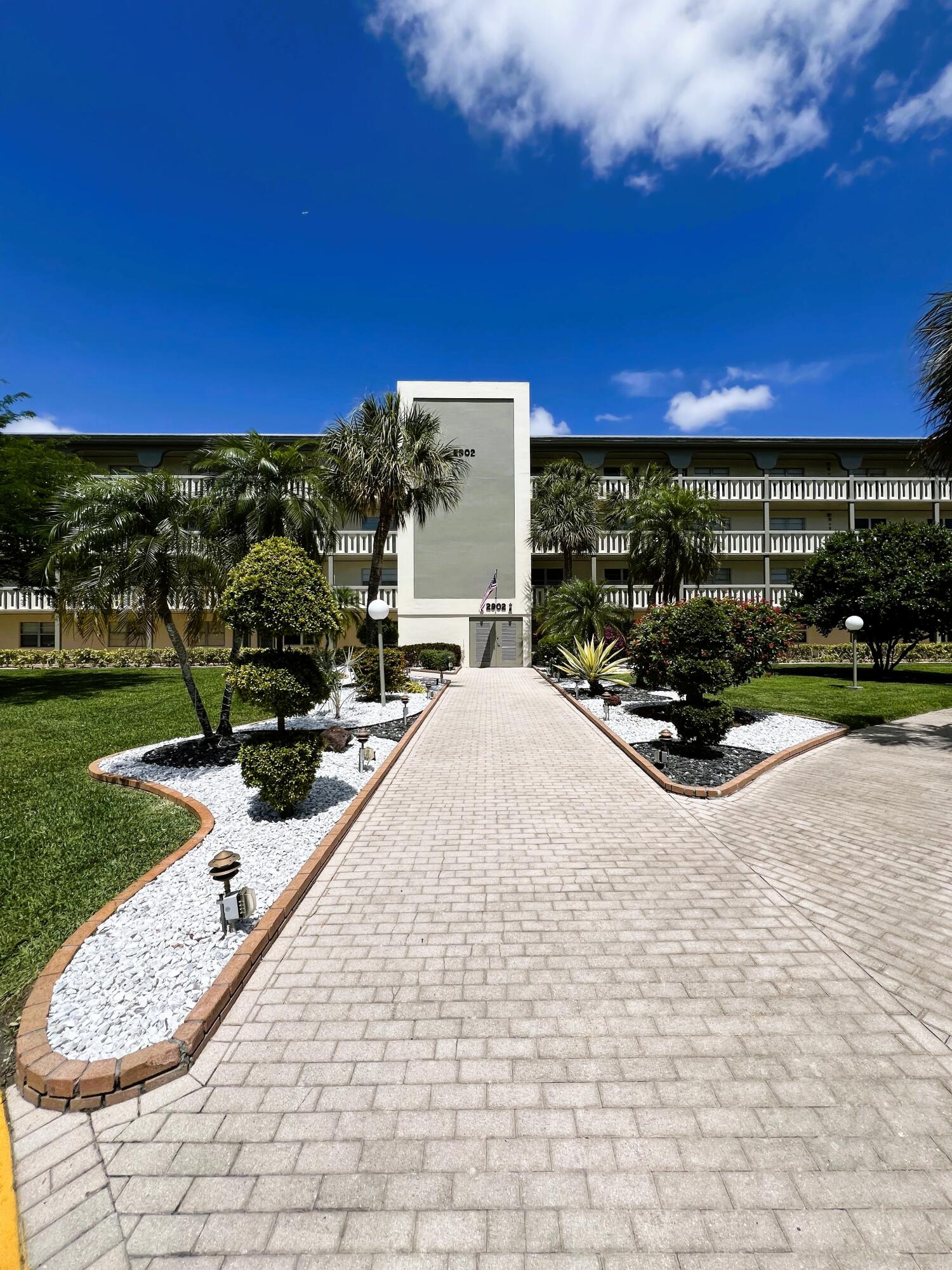 VICTORIA VILLAGE E CONDO - Residential