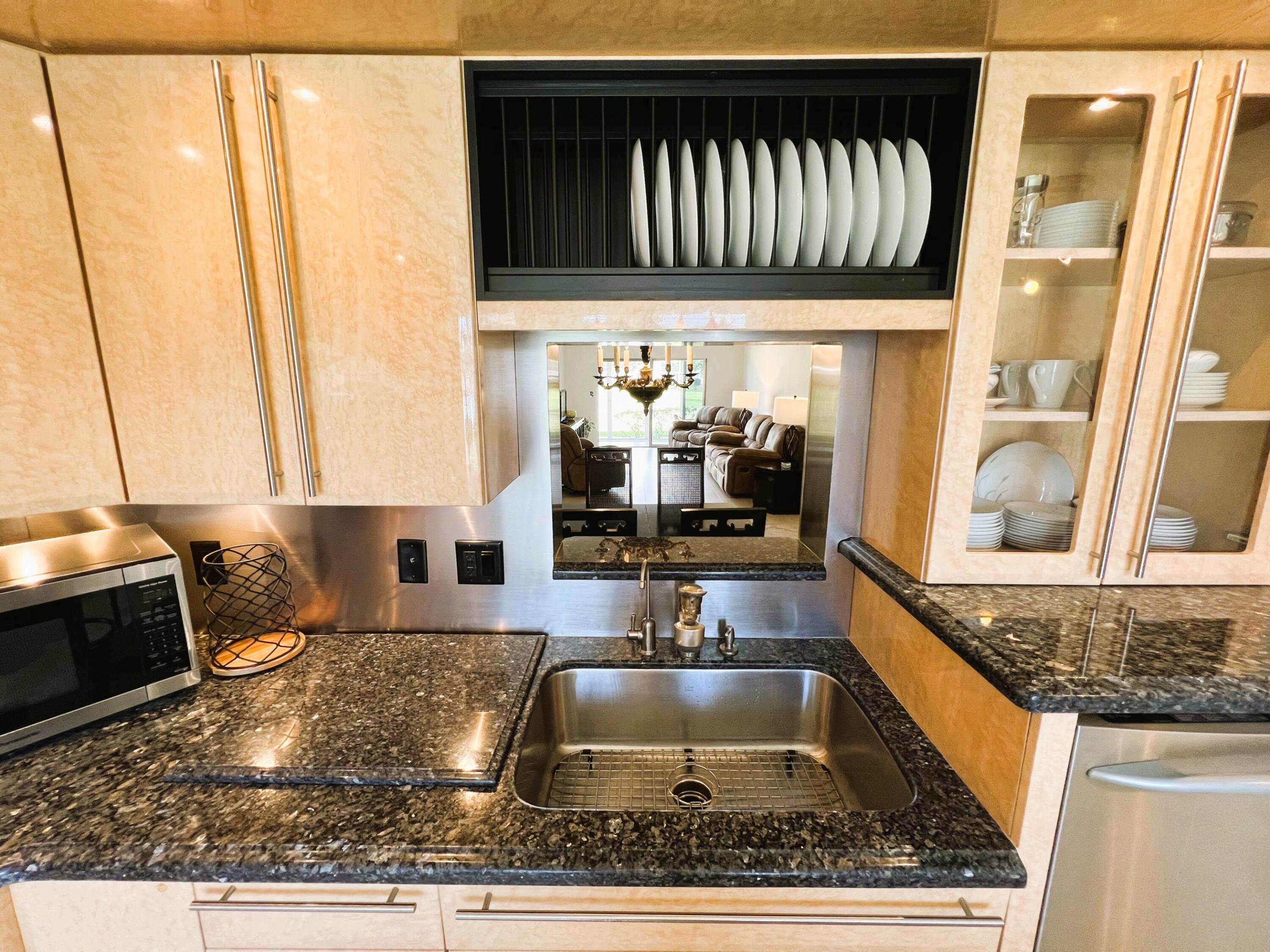 VICTORIA VILLAGE E CONDO - Residential