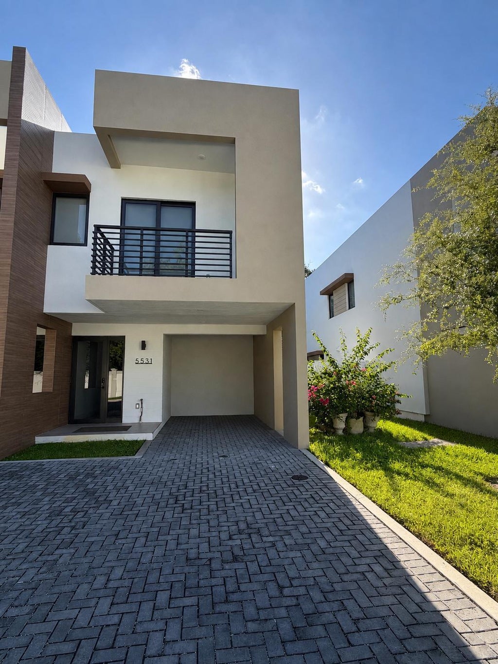 Photo of 5531 W Oak Way, Fort Lauderdale, FL 33314 (MLS # B26077974)