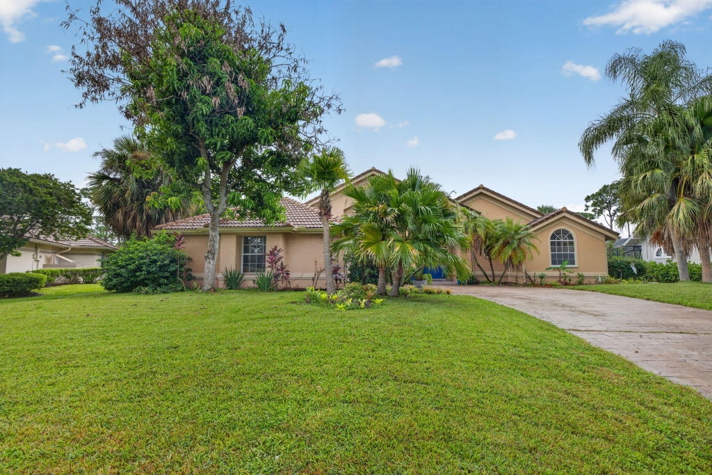 Photo of 1306 SW COTTONWOOD Cove, Port Saint Lucie, FL 34986 (MLS # B26075469)