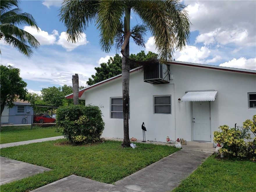 MIRAMAR FL---2 BEDROOMS.  13x12 and 14x11 ---2 BATHS---REAR PORTION OF DUPLEX--TILED LIVING AREAS----BEDROOMS WITH LAMINATE--AND --WALK IN CLOSETS-----UTILITY ROOM WITH FULL SIZE WASHER AND DRYER----OPEN PATIO AREA------LOCATED MINUTES FROM ALL MAJOR ROADS---SCHOOLS---PARKS---SHOPPING AND RESTAURANTS----1ST --LAST AND SECURITY----NO PETS---PRIVATE PARKING FOR 2 CARS------WASHER AND DRYER IN UNIT----NO UTILITIES ARE INCLUDED---EASY TO TOUR--- DO NOT ADVERTISE LISTING