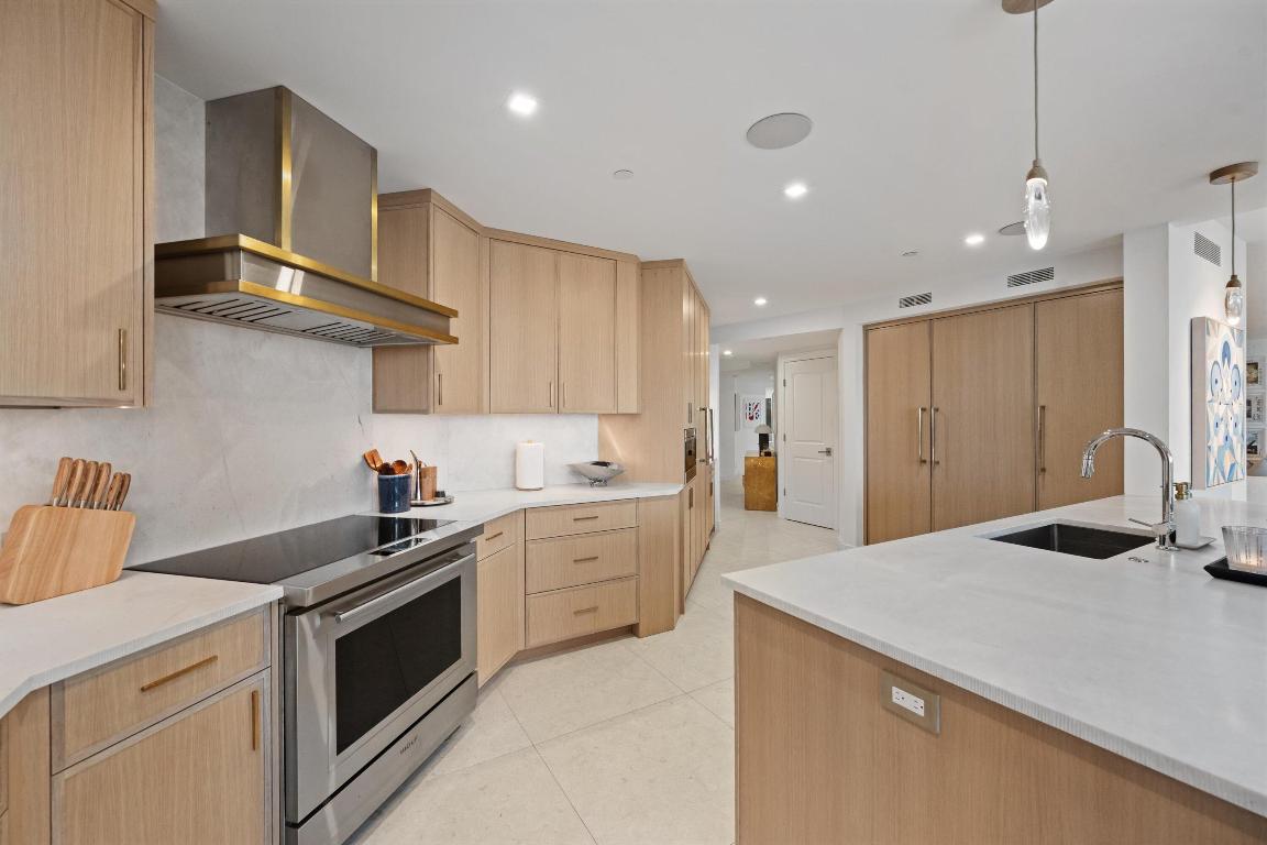 TWENTY SEVEN SEVENTY SOUTH OCEAN BOULEVARD COND DE - Residential