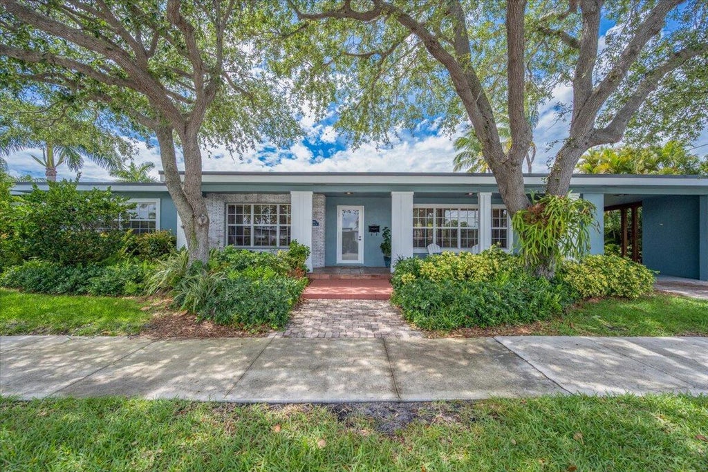 Photo of 2201 N Lakeside Drive, Lake Worth Beach, FL 33460 (MLS # B26037760)