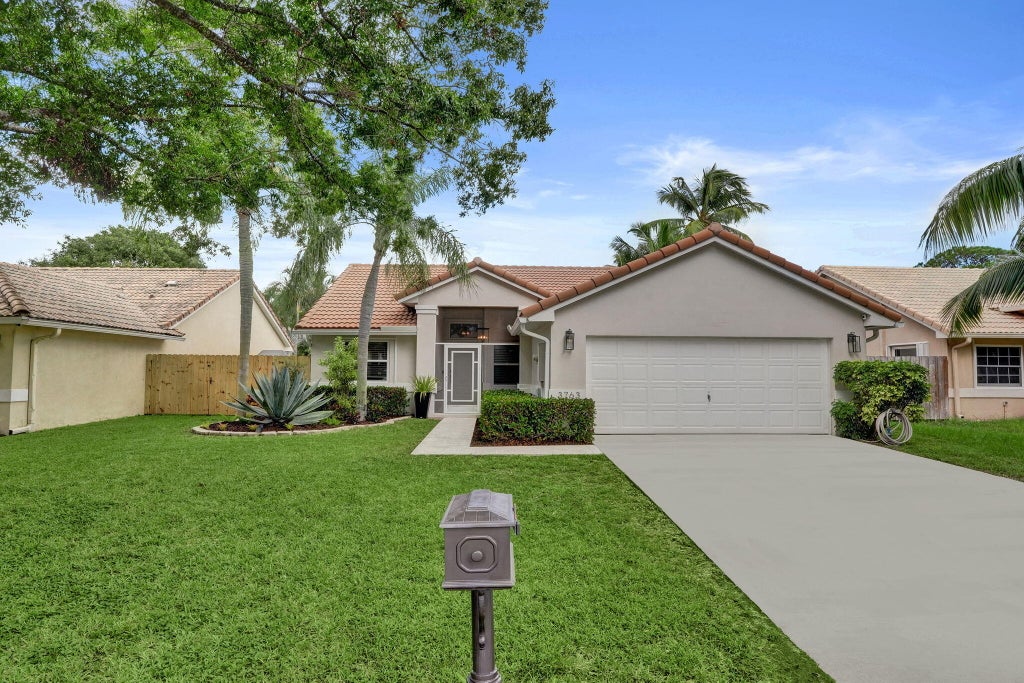 Photo of 3763 S LANCEWOOD Place, Delray Beach, FL 33445 (MLS # B26083268)
