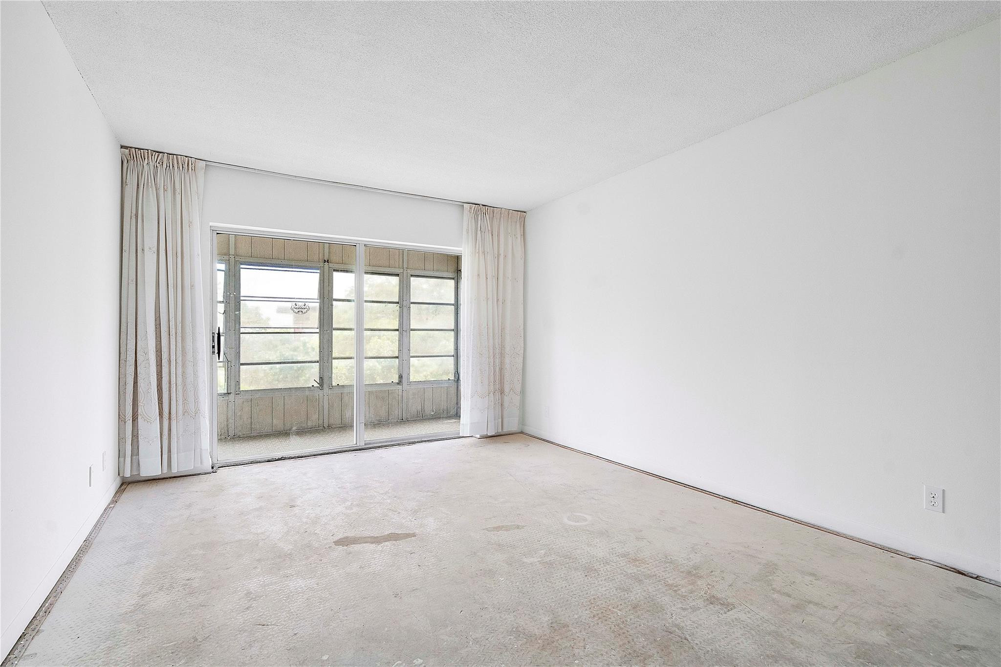 LAUDERDALE OAKS CONDO - Residential