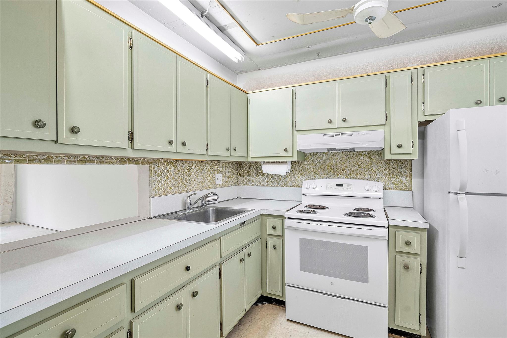 LAUDERDALE OAKS CONDO - Residential