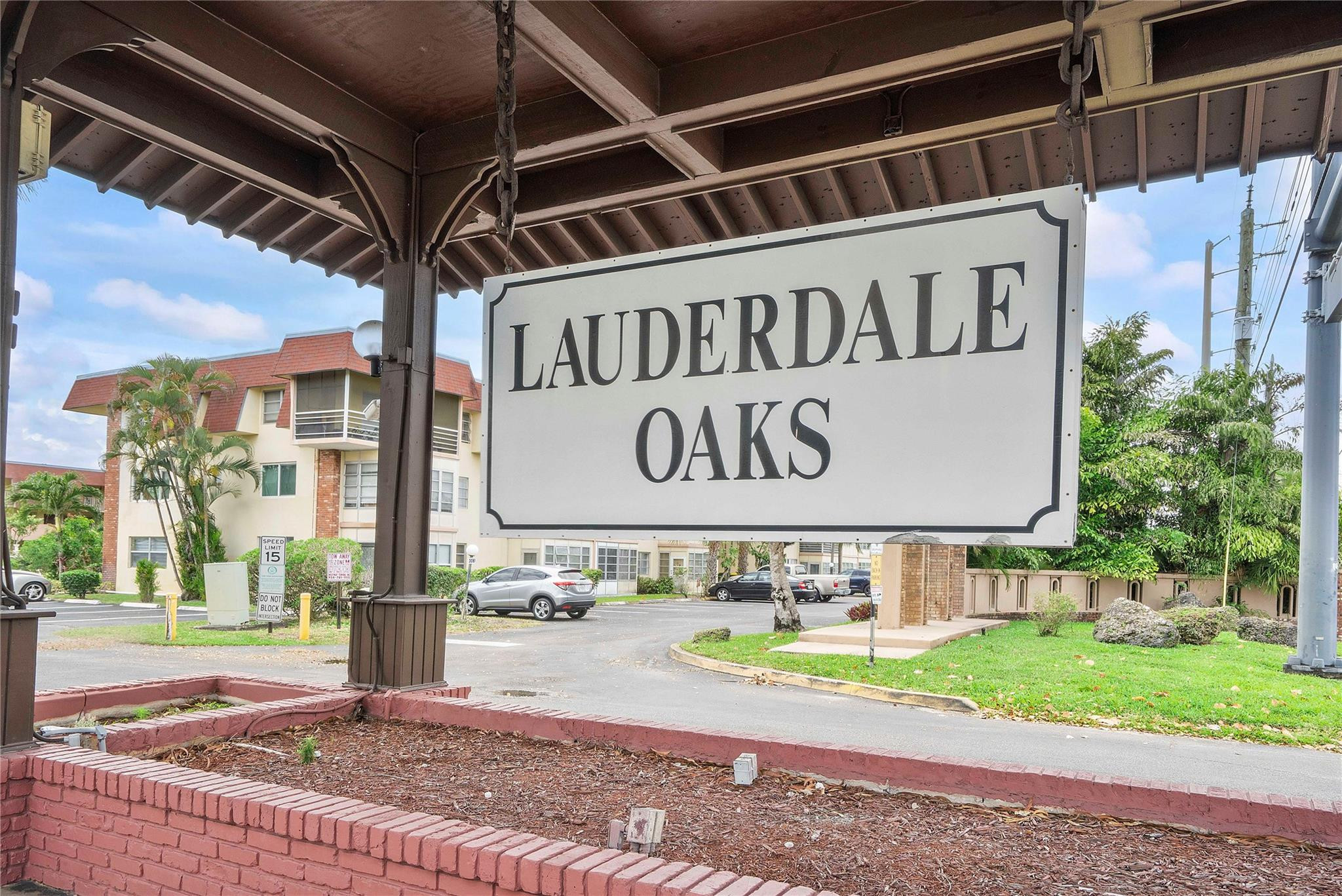 LAUDERDALE OAKS CONDO - Residential