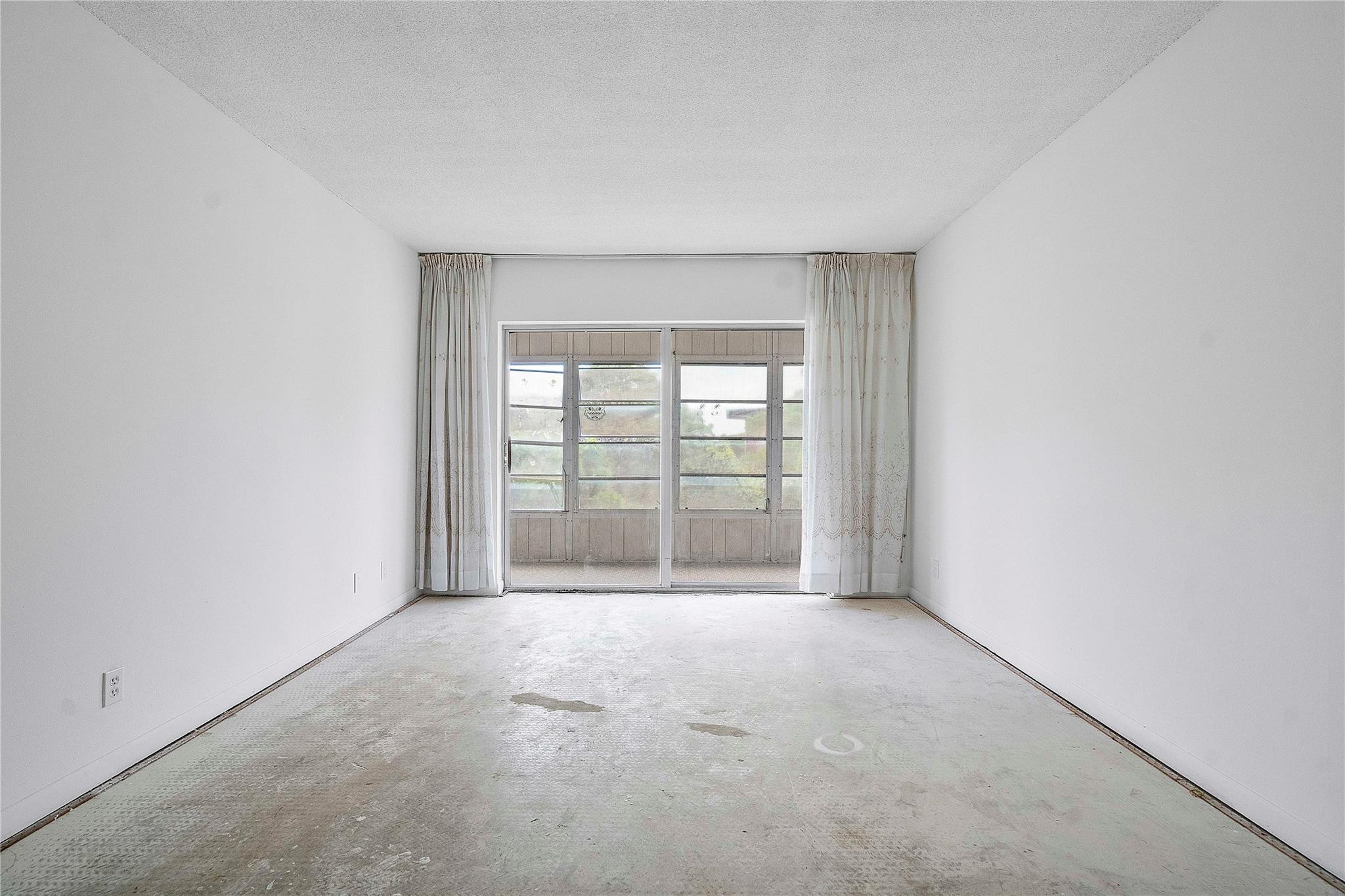 LAUDERDALE OAKS CONDO - Residential