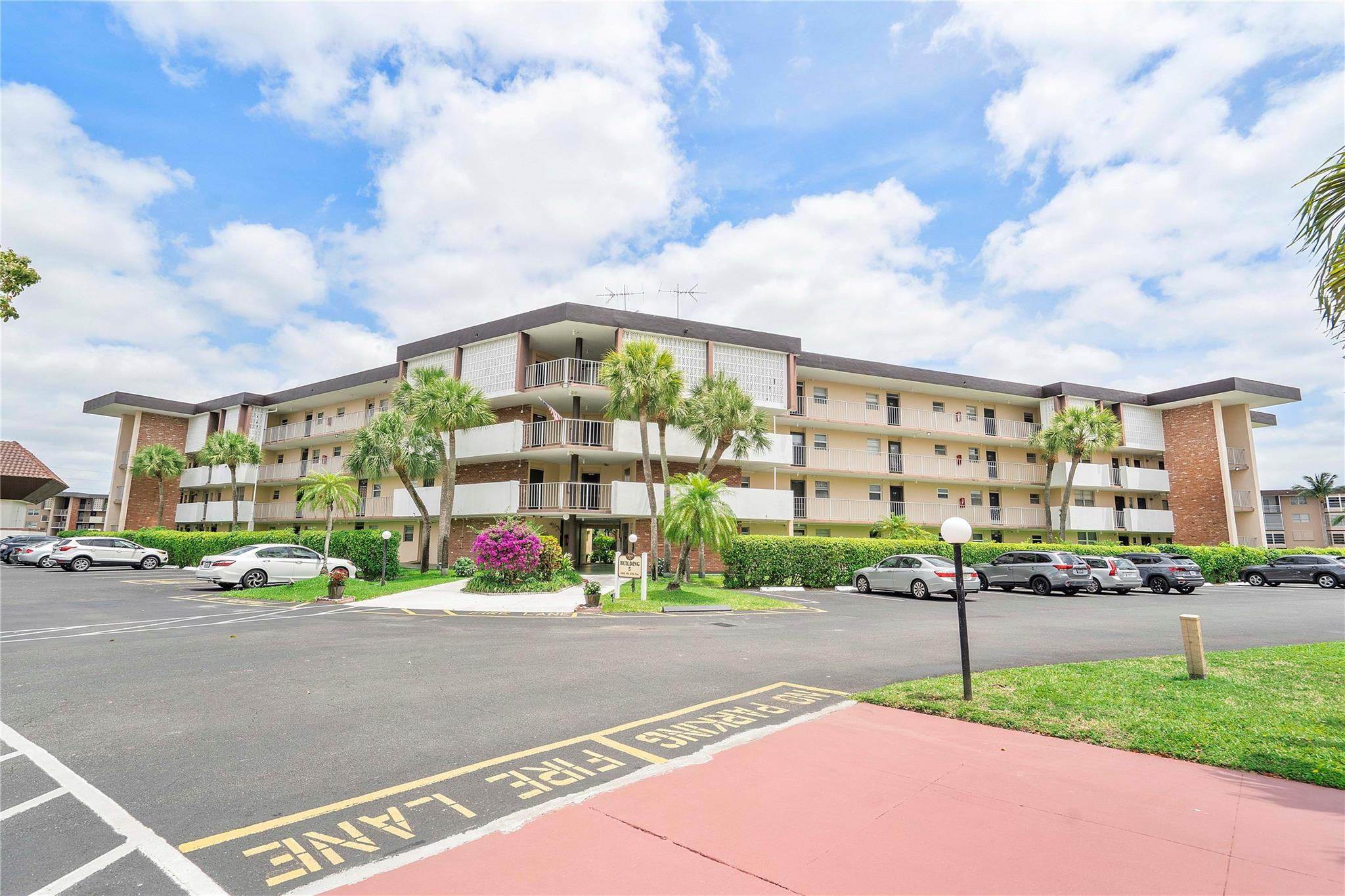 LAUDERDALE OAKS CONDO - Residential