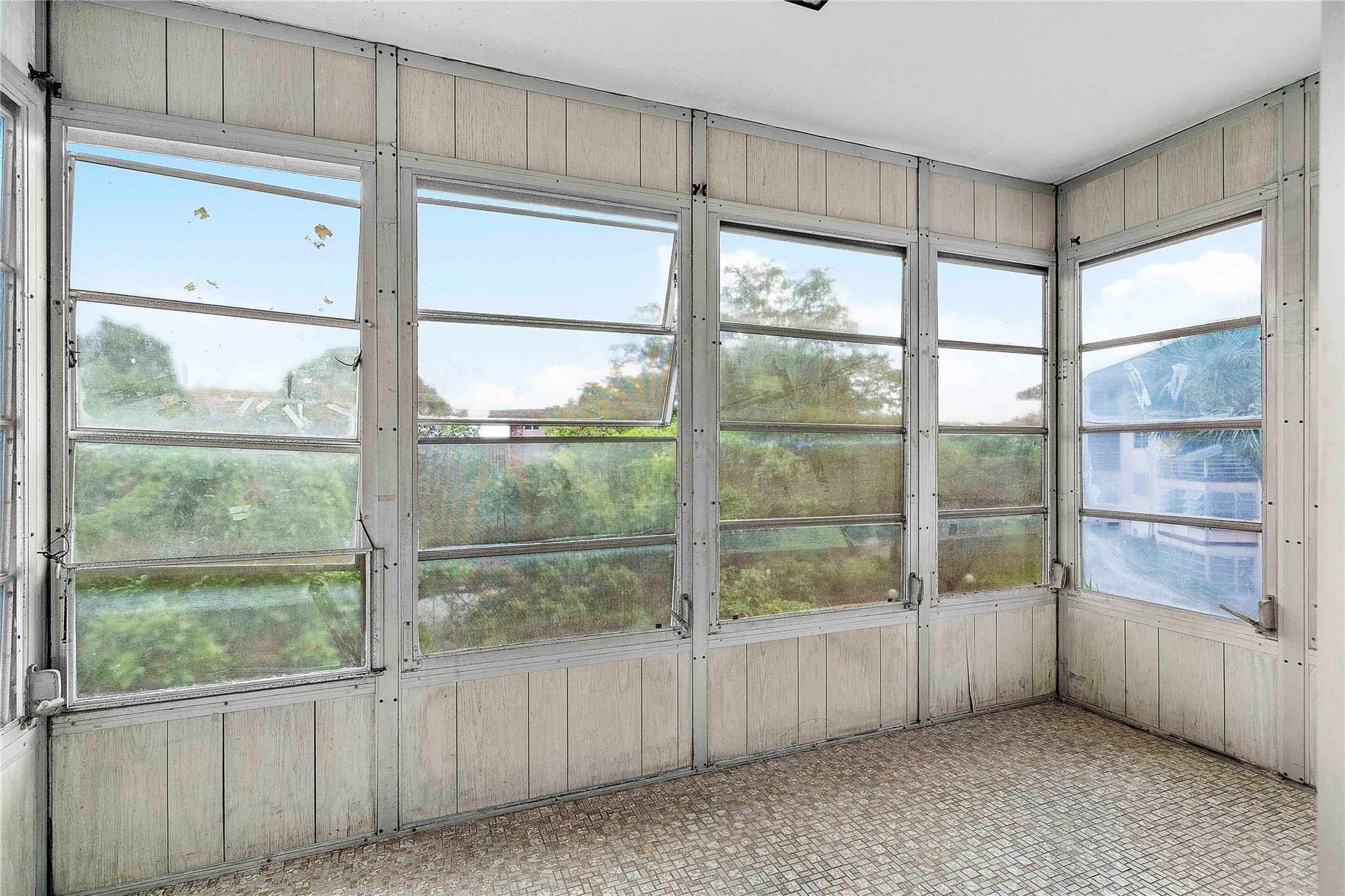 LAUDERDALE OAKS CONDO - Residential