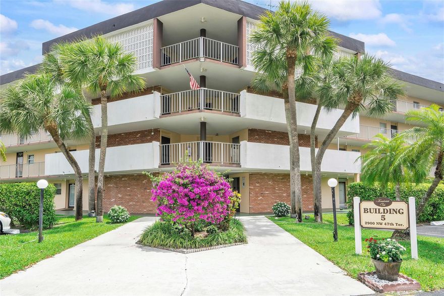 Discover the potential of this one-bedroom, water-view condo in the desirable Lauderdale Oaks community of Oakland Park. This unit offers a great layout and plenty of natural light, ready for your personal updates and design vision. Perfect for investors, seasonal residents, or buyers looking to create their ideal space. Enjoy a convenient location just minutes from shopping, dining, and entertainment. Lauderdale Oaks features community amenities including a pool, clubhouse, and beautifully maintained grounds. Some photos have been virtually staged to showcase possibilities. A great opportunity to add value in a fantastic location—don't miss it! Some photos have been virtually modified for visual.  HOA requires at least 1 buyer to have 640+ credit score and $40K+ income can be combined.