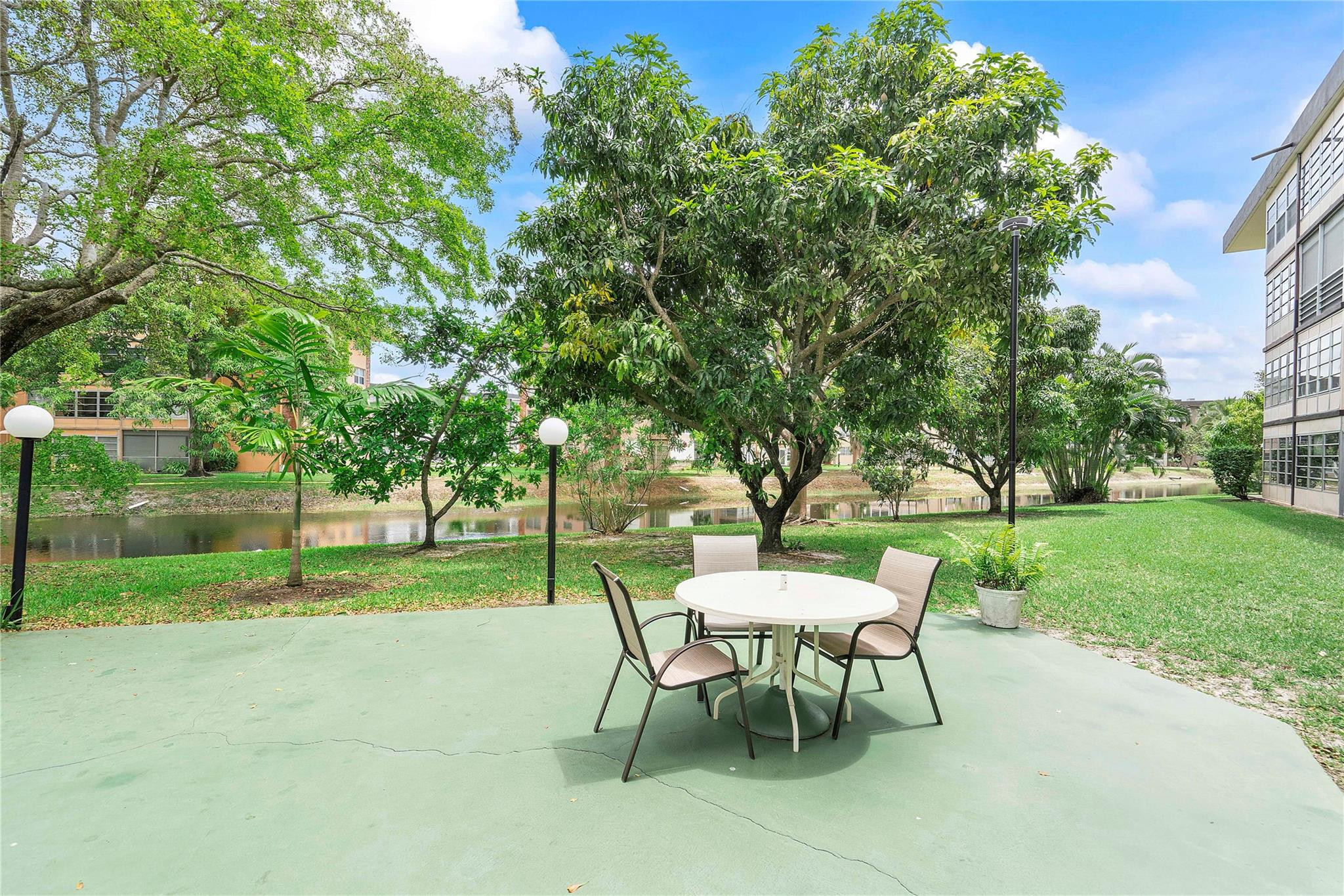 LAUDERDALE OAKS CONDO - Residential