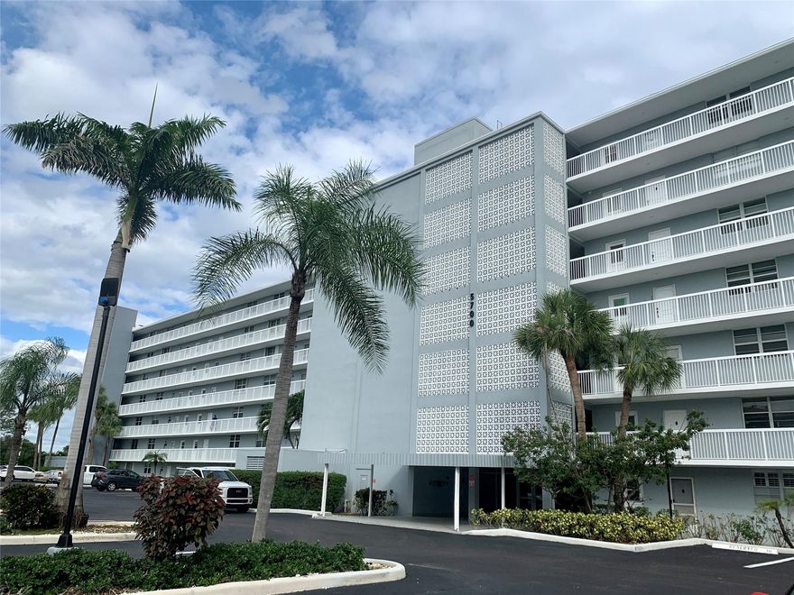 Best Rent Value in East Boca. This freshly painted CONVERTIBLE 2 bedroom/2 baths apartment can be rented Furnished or Unfurnished.