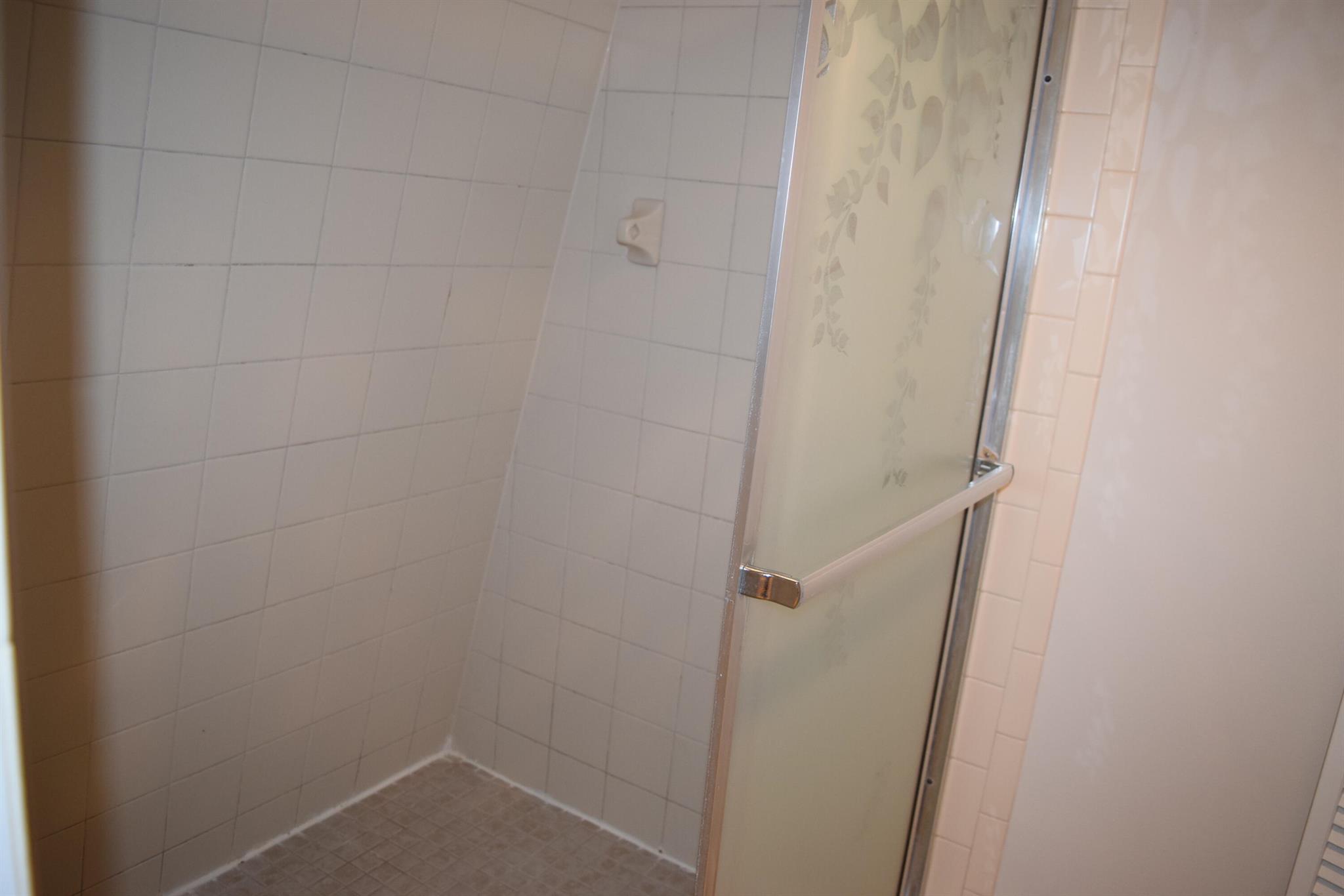 EMERALD LAKES - Residential Lease