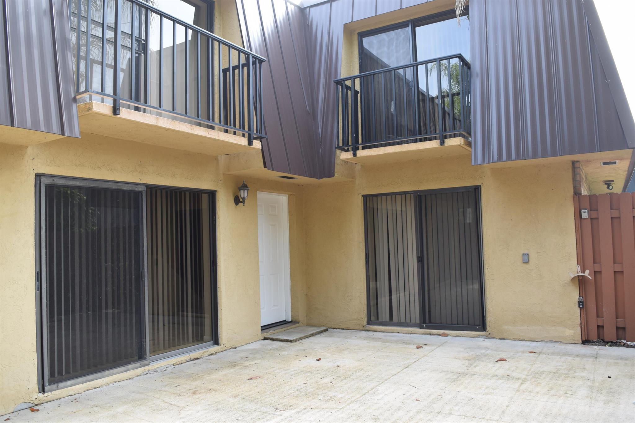 EMERALD LAKES - Residential Lease