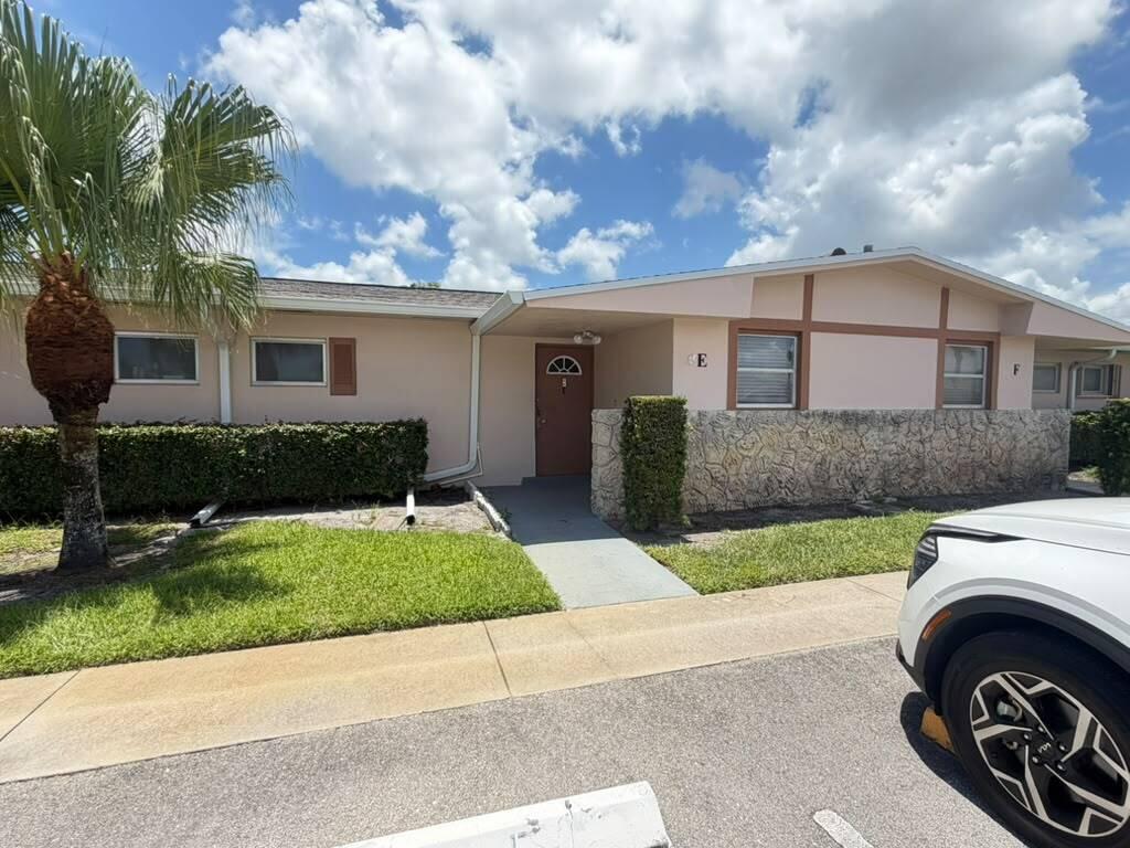 Photo of 2727 DUDLEY Drive W #E, West Palm Beach, FL 33415 (MLS # B26056660)