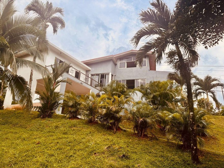 Beautiful property in La Fortuna de San Carlos, Costa Rica, 1150 m2, 400 m2 of construction, 3 levels, 4 bedrooms, 2 bathrooms, parking, fully furnished, private pool of 42 cubic meters, green areas, terrace, balcony, Jacuzzi, metal roof, block and concrete construction.