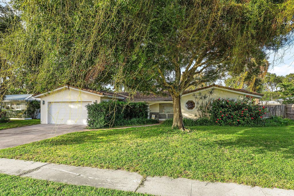 Photo of 669 SW 3rd Street, Boca Raton, FL 33486 (MLS # R11138719)