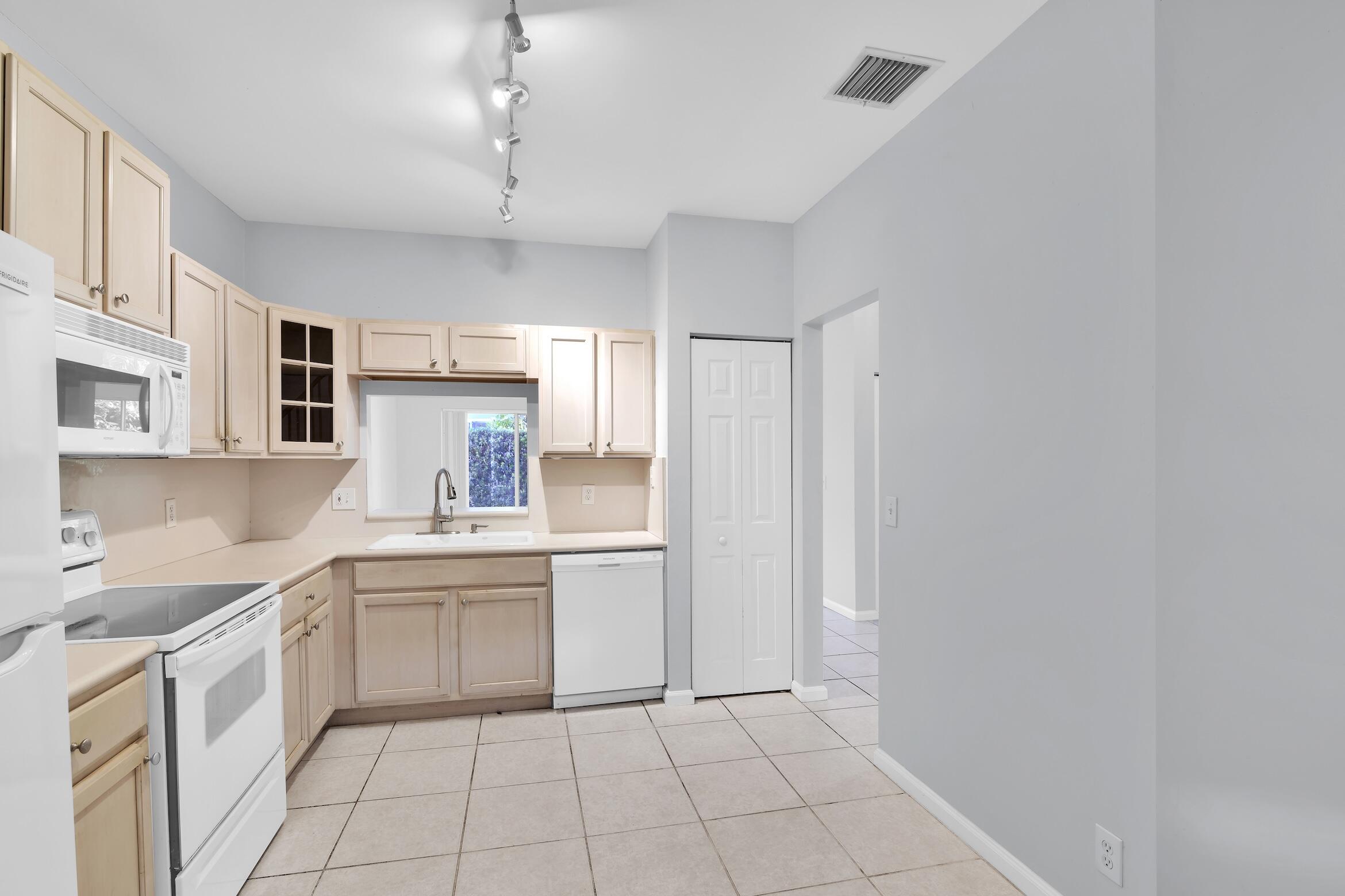 MIZNER POINTE OF BOCA VIA ANCHO - Residential