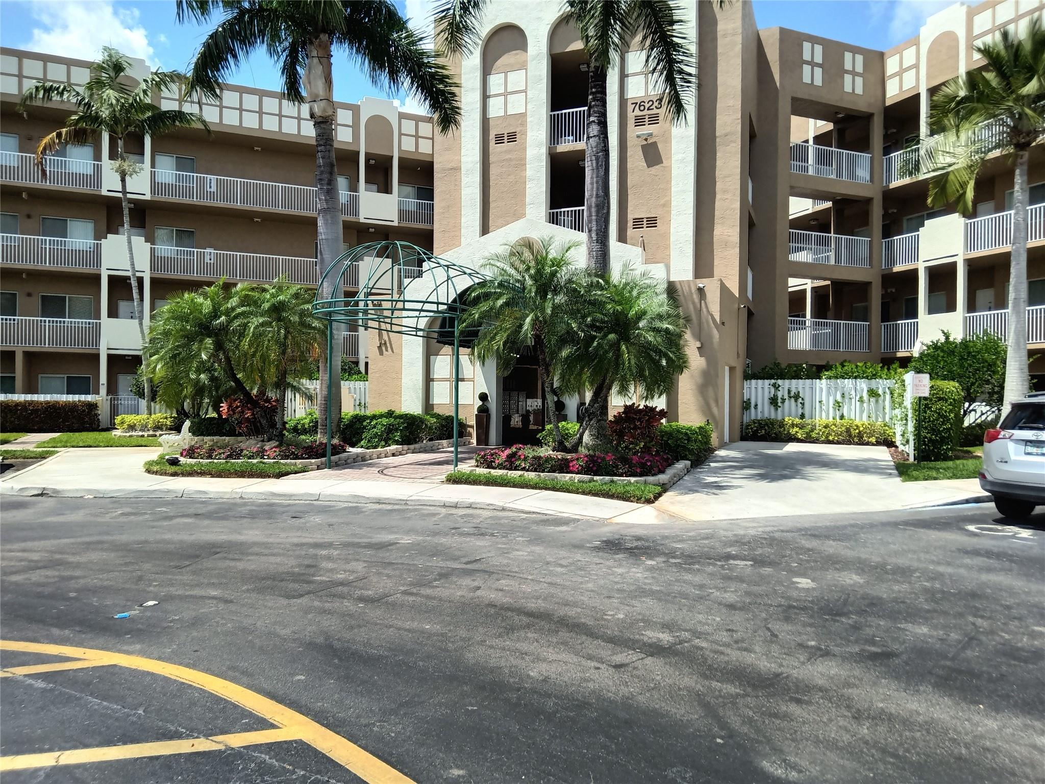 Spectacular 4th FL South Hampton Division condo penthouse with stunning view 2/2 with enclosed balcony, granite counter top with under cabinet lighting. 1,275 SQ Ft living space with impact windows and doors. Beautiful title in kitchen and bathrooms. Emaculate bamboo flooring in bedrooms, living room. Master bed room with lake view and walk-in closet. Screen patio with title flooring. Full washer and dryer in unit. Building with elevator. Roof updated less than 2 yrs. Kings Point is a 55+ living in Paradise community with endless activates including clubhouse, pools, theater, tennis courts, all types of classes from fitness to hobbies, free shuttle bus that services to shopping area, groceries etc. Seller has PAID CLUBHOUSE DEED IN FULL. Service pet allow. 24-hr manned gate.