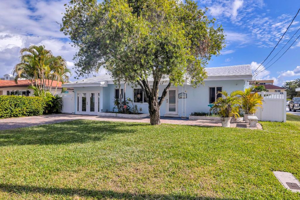 Photo of 348 SE 18th Avenue, Deerfield Beach, FL 33441 (MLS # R11088450)