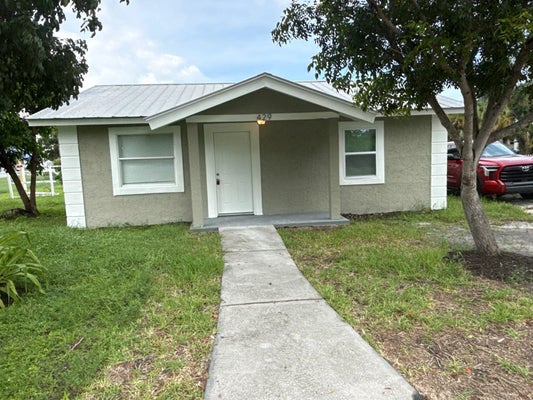 429 SE LAKE ST, STUART, FL 34994 - Image bbccd6541d9f7348bbc239bd832a41a6/3909254758