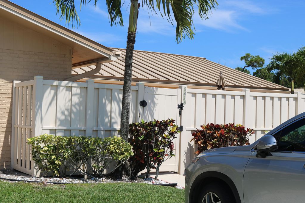 Photo of 5436 Eagle Lake Drive #5436, Palm Beach Gardens, FL 33418 (MLS # R10801655)