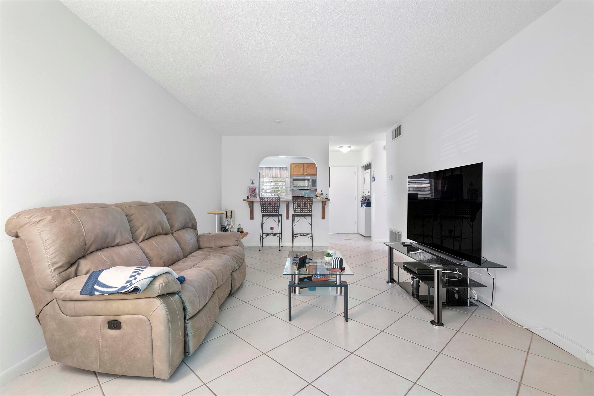 1115 Lake Terrace 111, Boynton Beach, FL, 33426/$119,900 2 1115 Lake Terrace 111