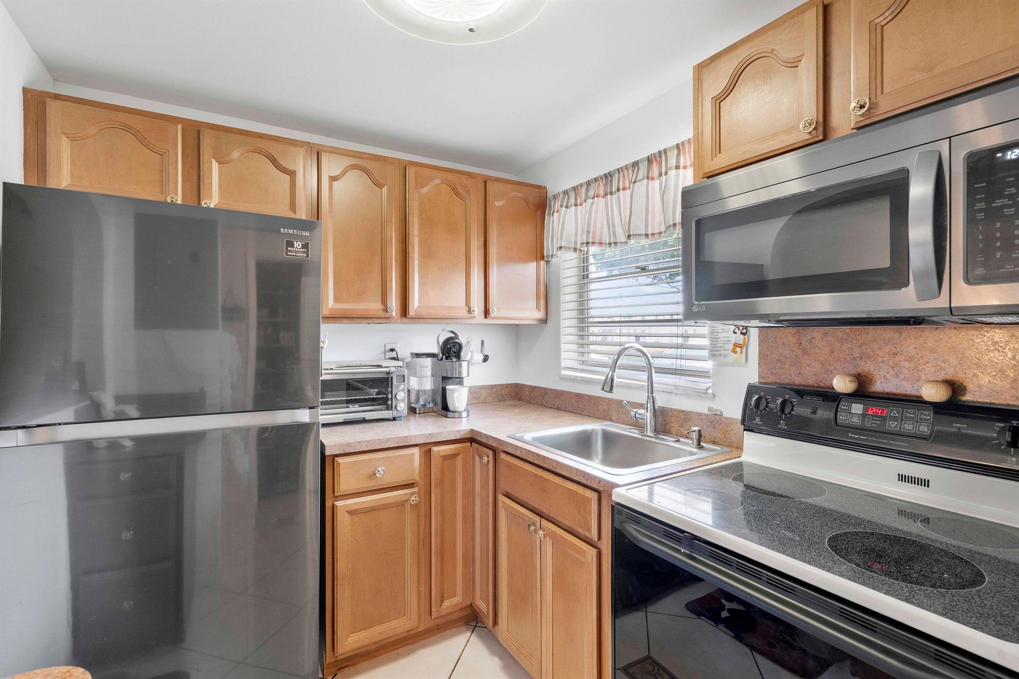 1115 Lake Terrace 111, Boynton Beach, FL, 33426/$119,900 3 1115 Lake Terrace 111