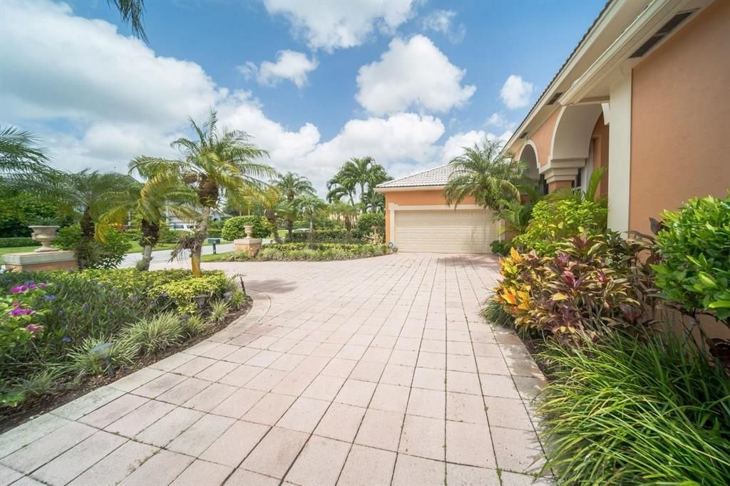 Photo of 10 Windward Isle, Palm Beach Gardens, FL 33418 (MLS # R10654296)