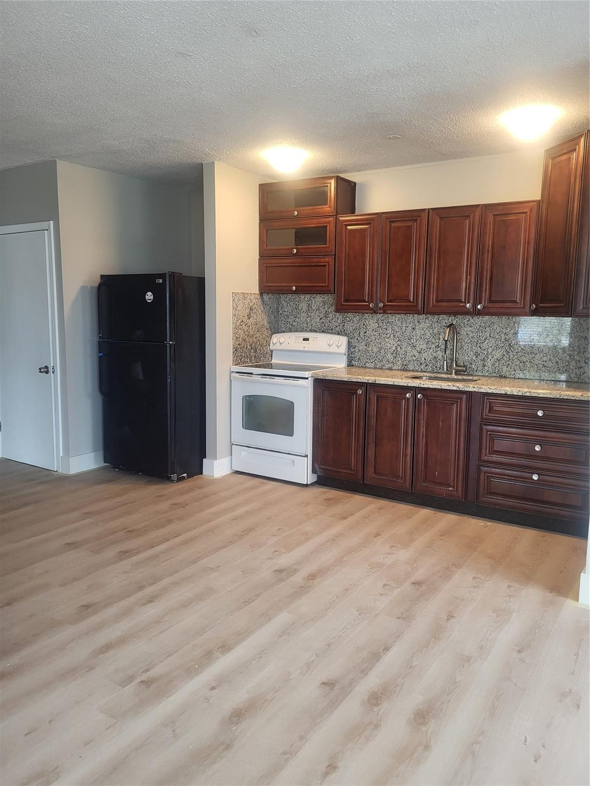 Spacious, Updated,2 Bedroom Apartment in the Heart of Oakland Park. Washer/Dryer in the unit, Large Living area and Impact Windows. 1 assigned parking spot. Move in $ based on credit. $100 application. Speedy approval - Won't Last!!!