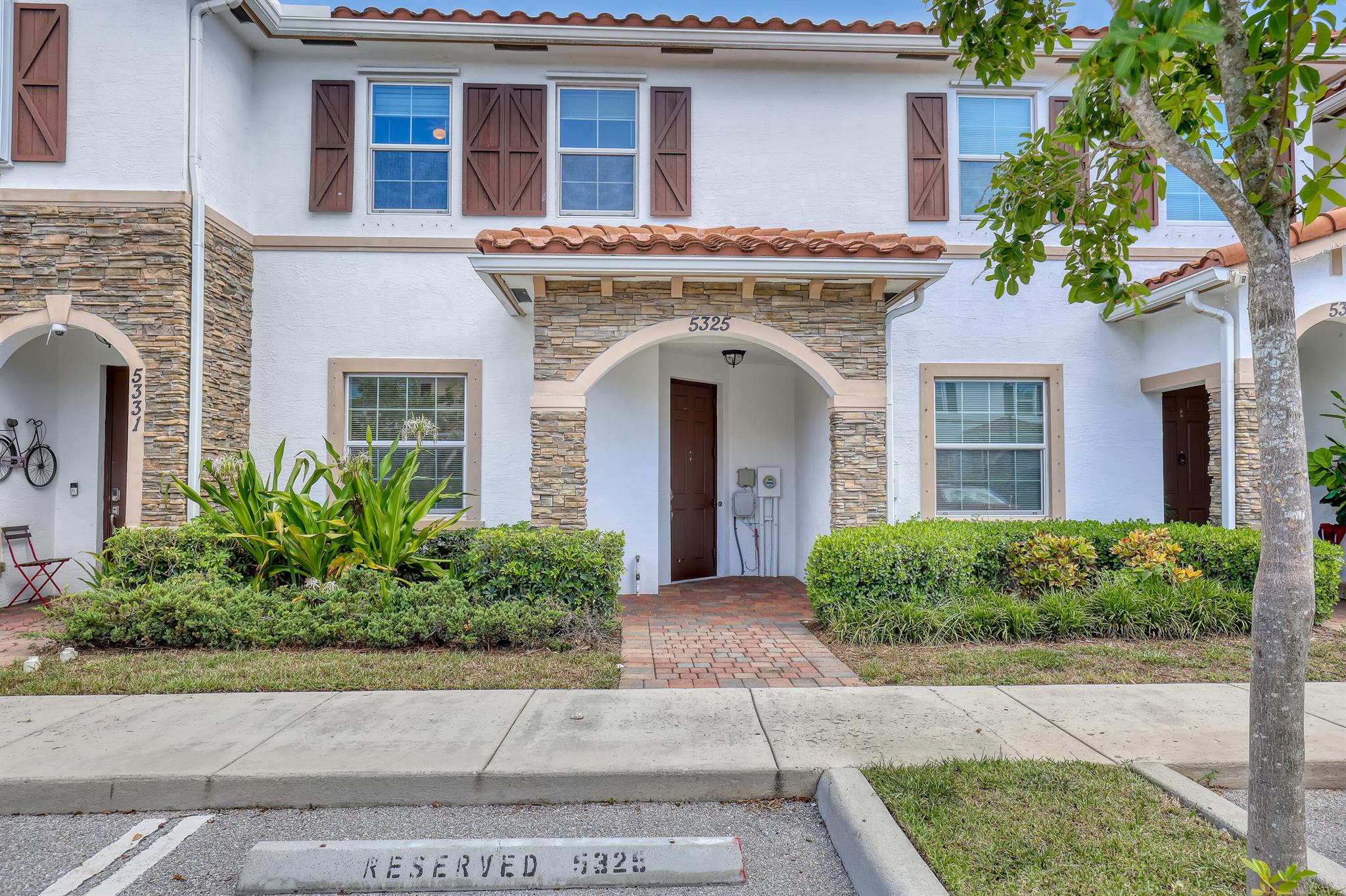 Welcome to Charleston Commons.New built townhouse community in the heart of WPB. New contractions. Water front and impact slider that overlooks the community lake.